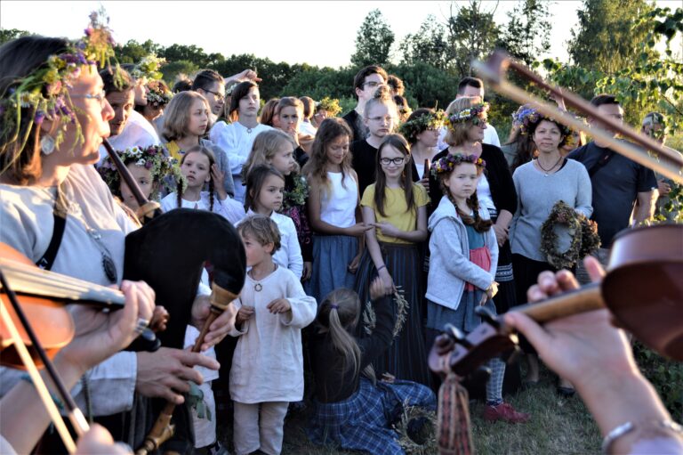 Big group of families and fiddles in the foreground Credit Juris Zalans