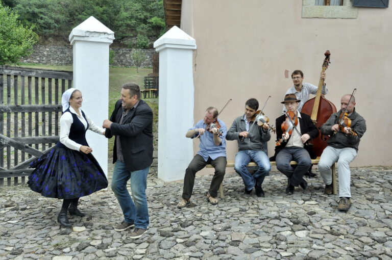 Outdoor two dancers and band playing CREDIT Bege Nora